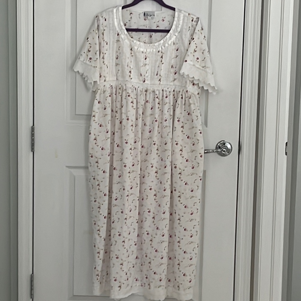 1 for U HELENA 💯 cotton nightgown with pockets.